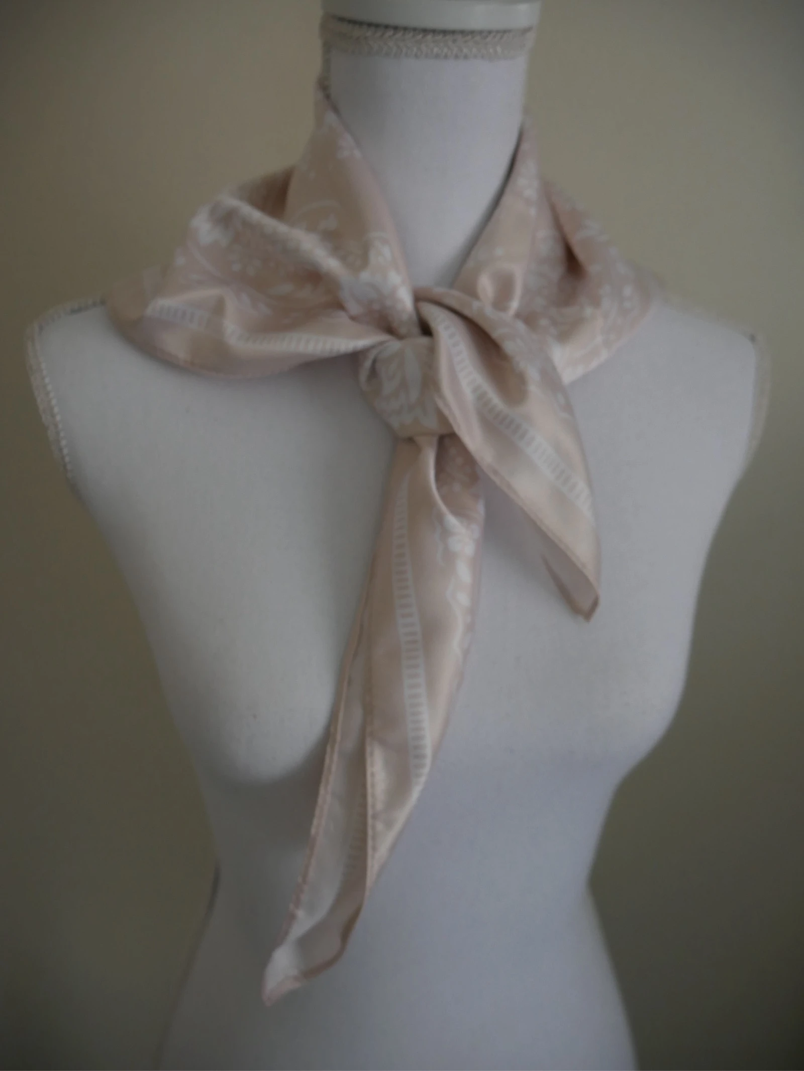 Foulard beige neuf